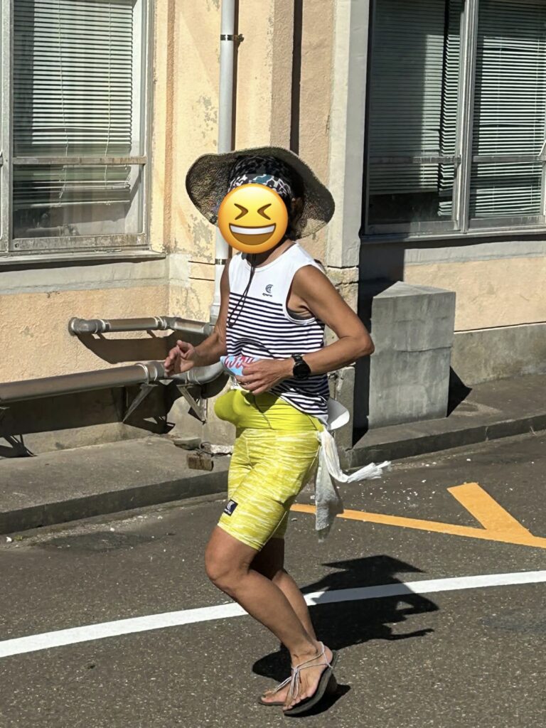 ペットボトルお腹に突っ込んで😂