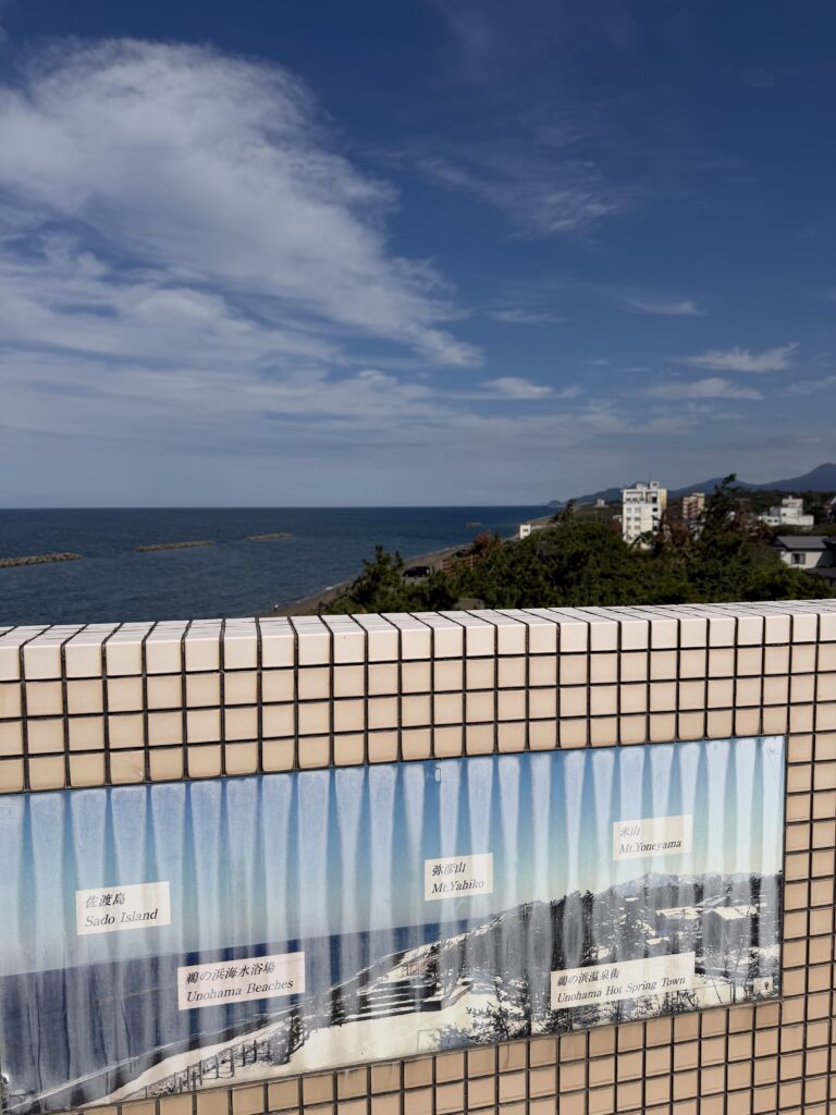 展望台の絵タイルと日本海