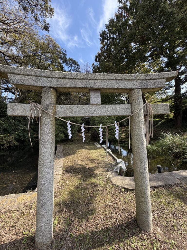 どんどの池の鳥居