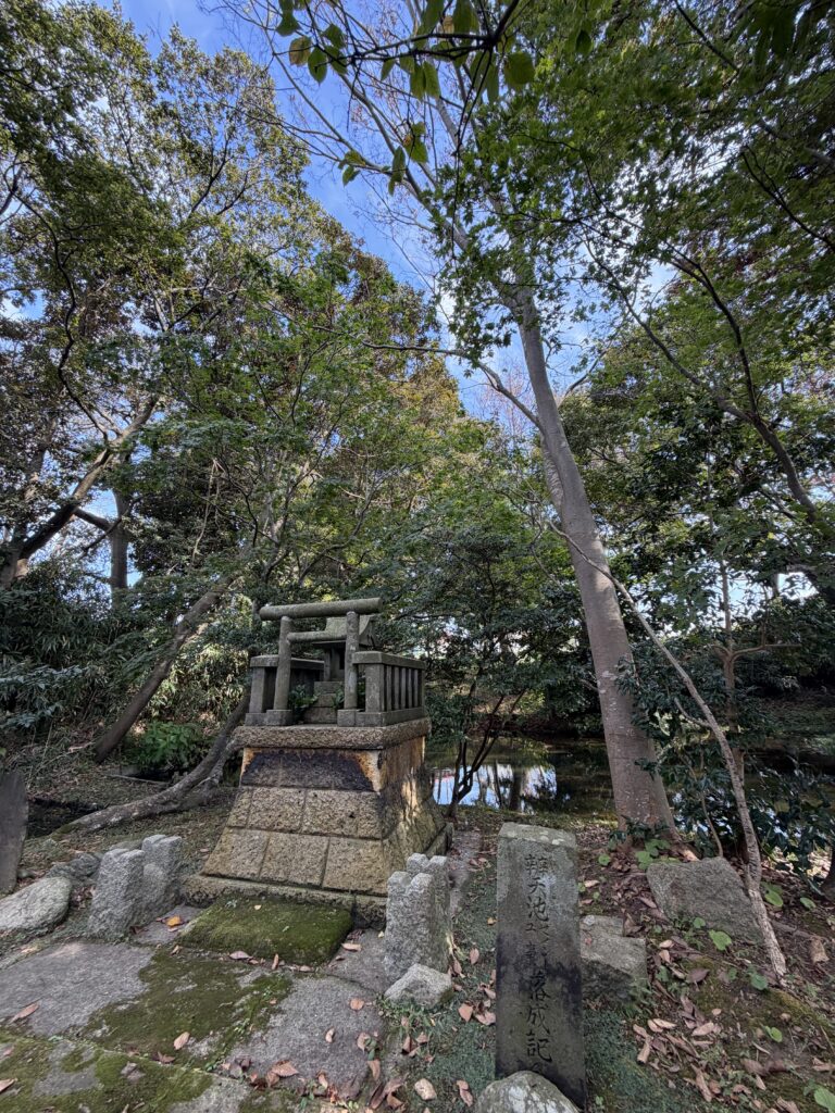 池のそばの小さなほこら