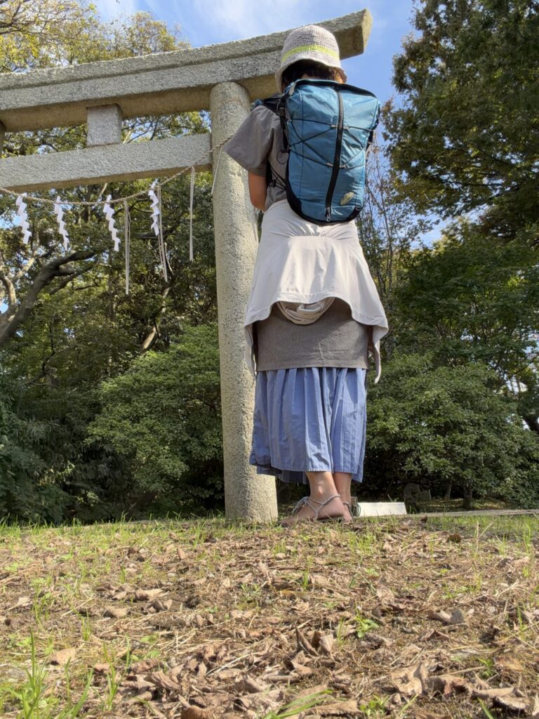鳥居のそばで