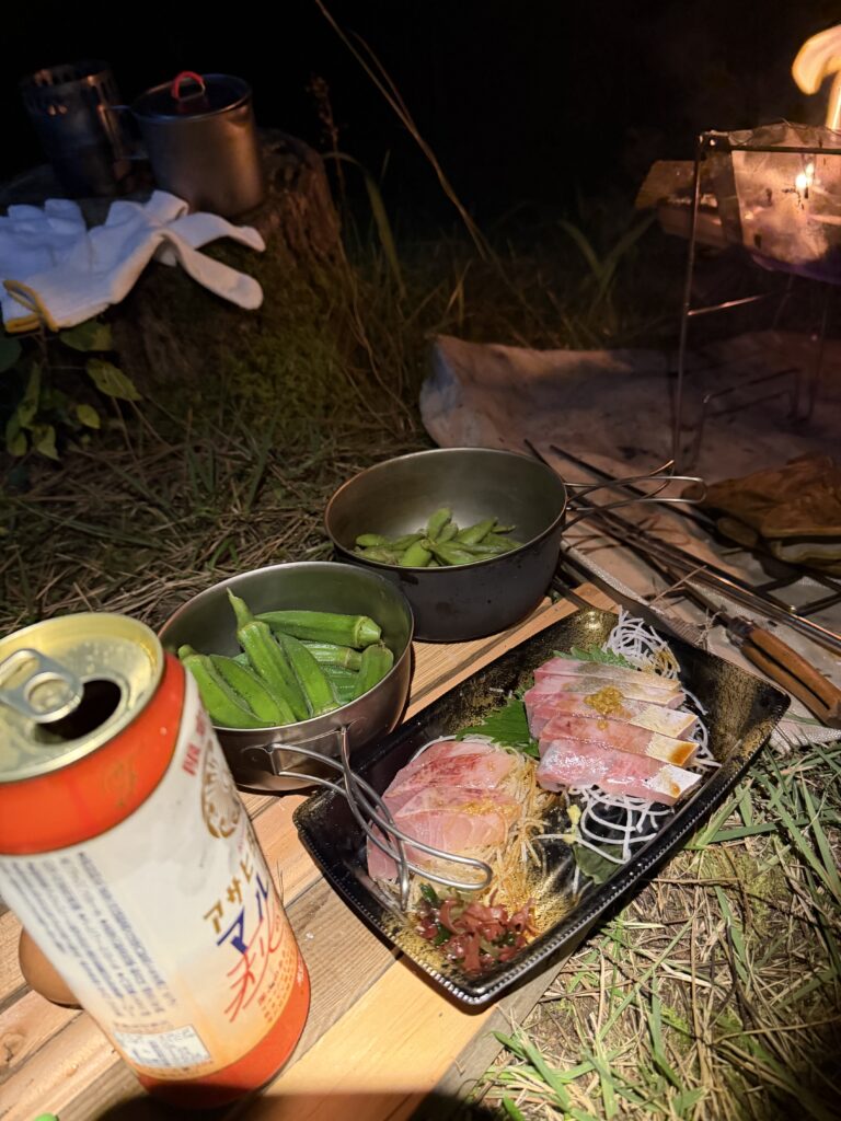 焚き火ごはん：お造りと枝豆と缶ビール