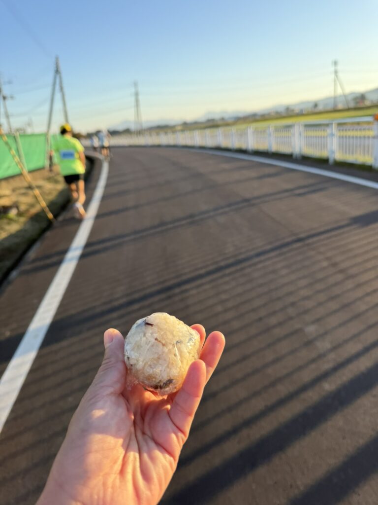 3 9.3km豊原小学校 山菜おこわをポケットに