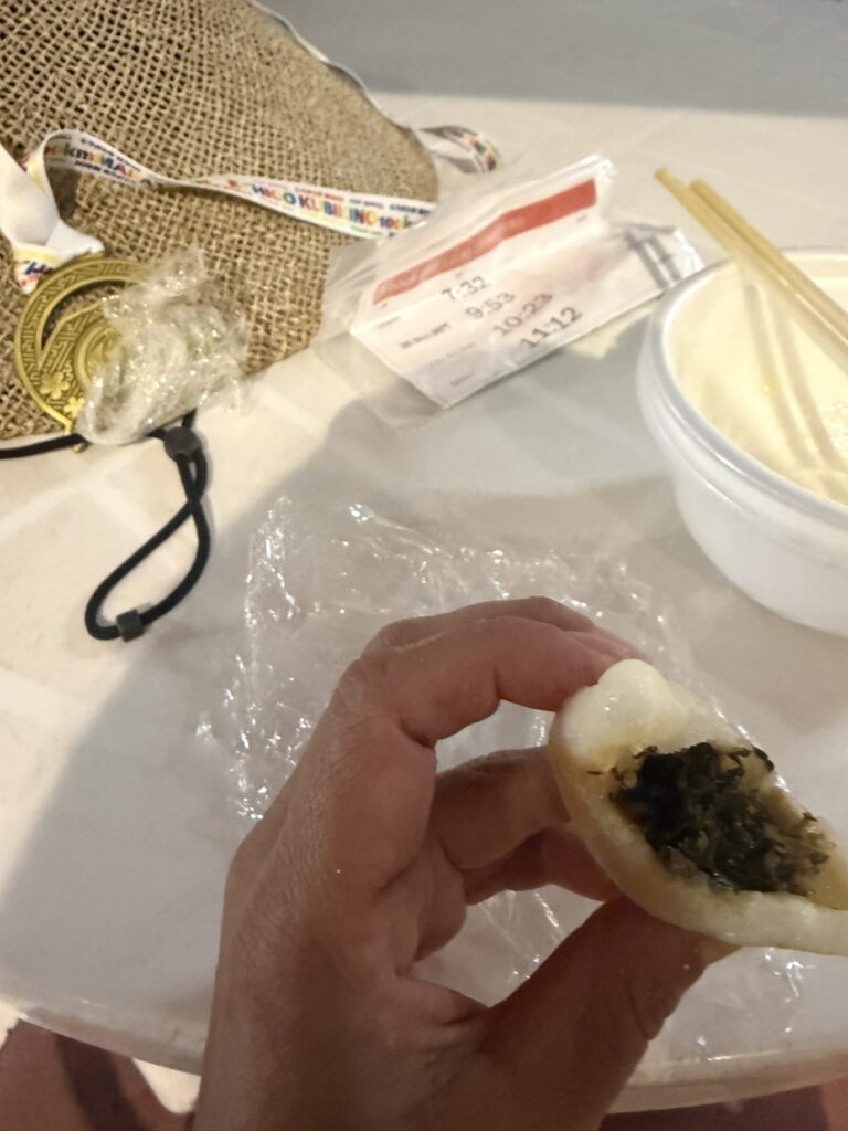 途中のおやきをここでいただく